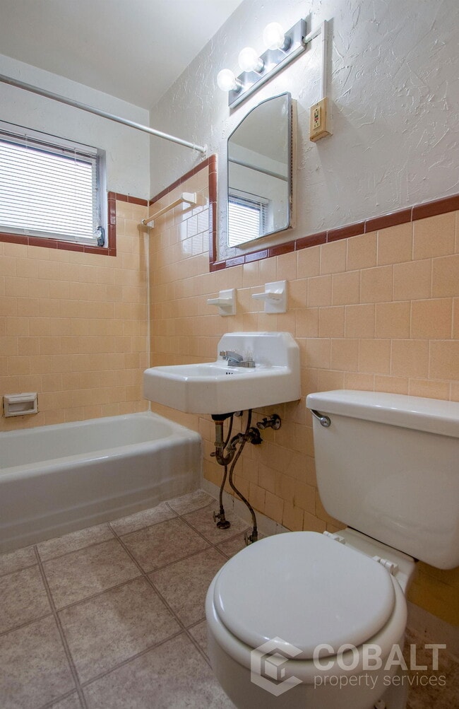 Building Photo - 944 St Charles Ave NE