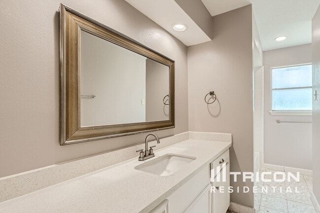 Building Photo - 16527 Pilgrims Cir