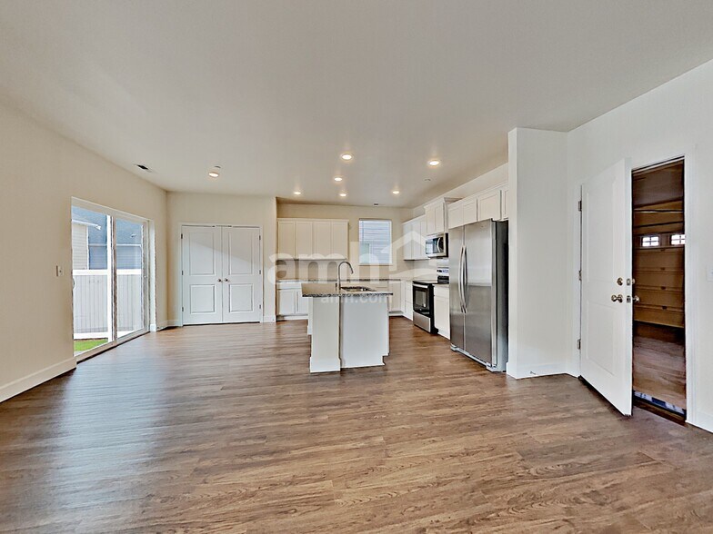 Building Photo - 10618 137th St E