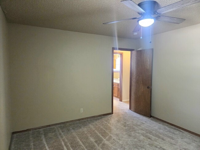 Building Photo - 904 E Hills Dr