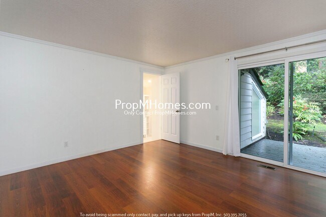 Building Photo - Updated Three Bedroom Gem in Lake Oswego!