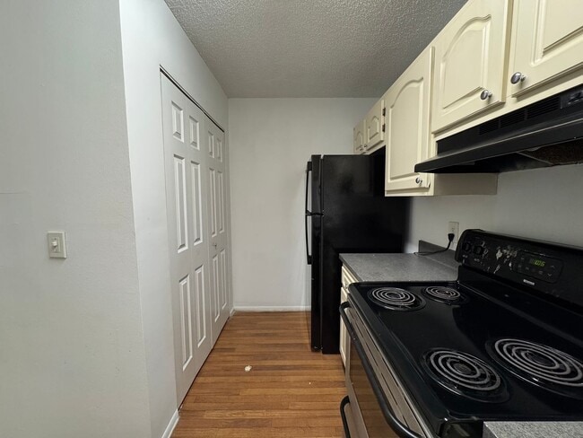 Building Photo - Large 1 bedroom Condo on Second Floor Over...
