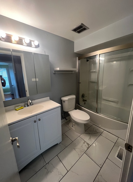 Full Bathroom - 1945 Hancock Dr