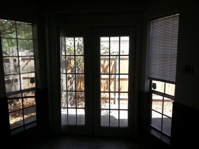 Building Photo - 634 Woodhaven Pl