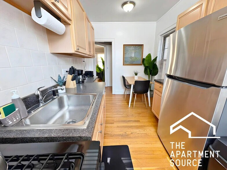 Building Photo - 925 Hinman Ave