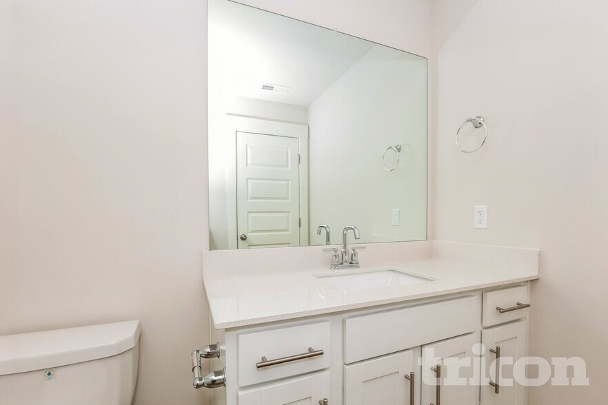 Building Photo - 7016 Park Knoll Dr