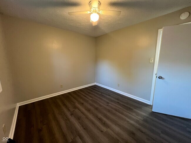 Building Photo - 4343 W Fairview Rd