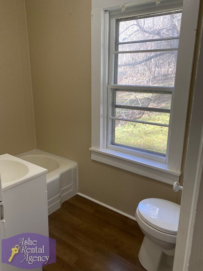 Building Photo - Quaint Cottage Walking Distance to Downtown West Jefferson