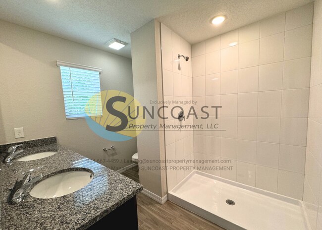 Building Photo - Luxury Home & Free to Apply!