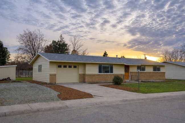 Building Photo - Brand New Remodel Central Bench Home