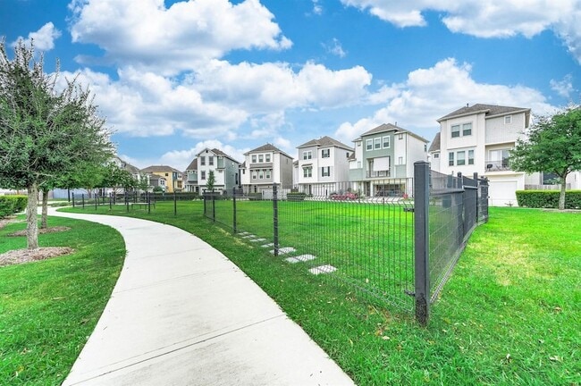 Building Photo - 2022 Groveland Glen Dr