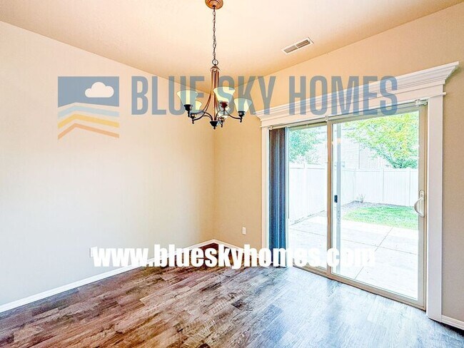 Building Photo - 1868 N Justin Ave