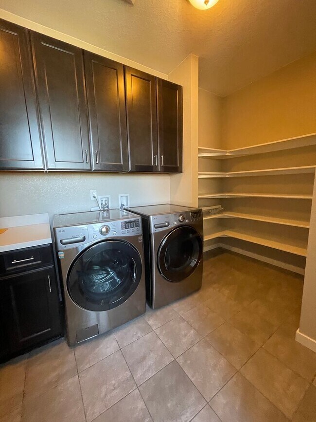 Building Photo - Gorgeous Colliers Hill Home