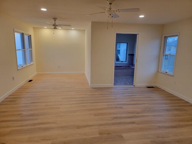 Building Photo - 1834 Beach Ave