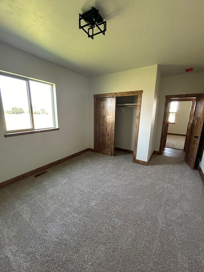 Building Photo - Beautiful Home in Rural Setting