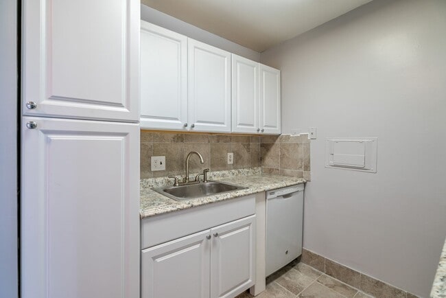 Building Photo - UTILITIES INCLUDED-Stunning 1 Bed 1 Bath Condo In Popular High-Rise Fountains Building