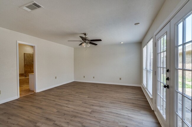 Building Photo - Beautiful and bright Plano home with updates