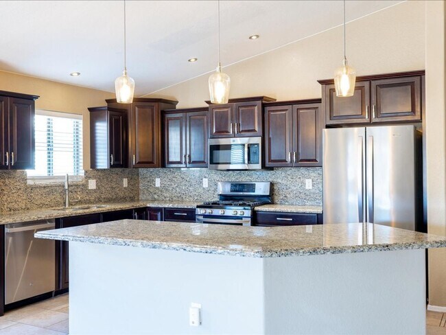 Building Photo - 3 Bedroom 2 Bathroom with Den!