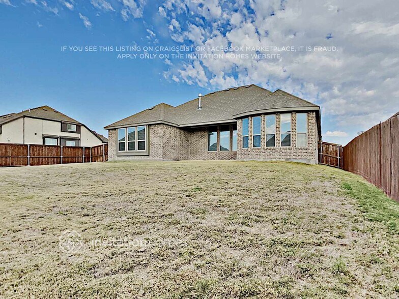 Building Photo - 15041 Belclaire Ave