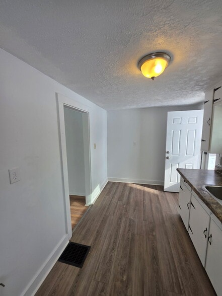 Building Photo - 825 Garfield Ave