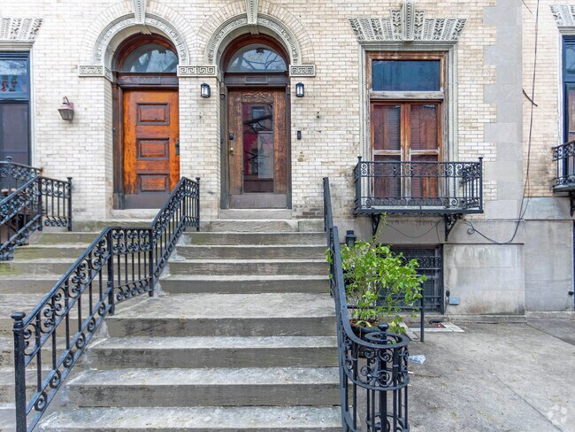 Building Photo - 215 W 138th St