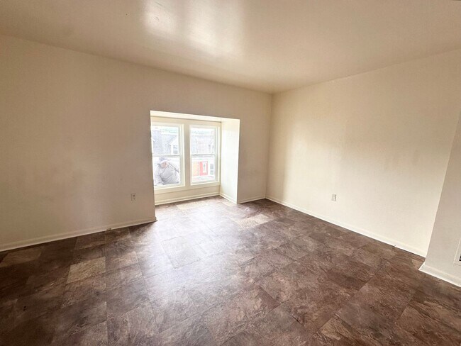 Building Photo - 4 Bedroom 1 Bathroom w/Garage in York City!