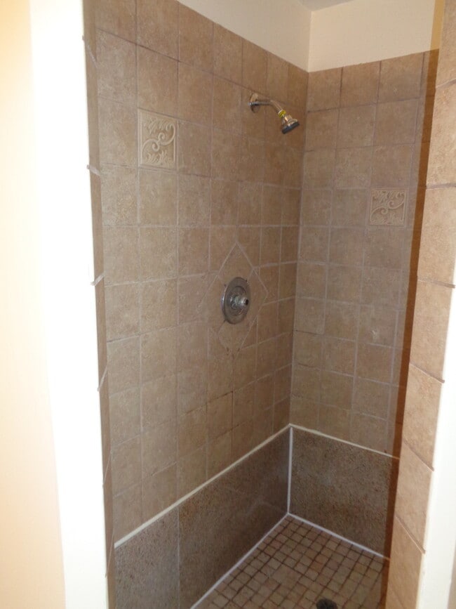 Building Photo - 4 Bedroom House with Newer Carpet and oversized 2 Car Garage!