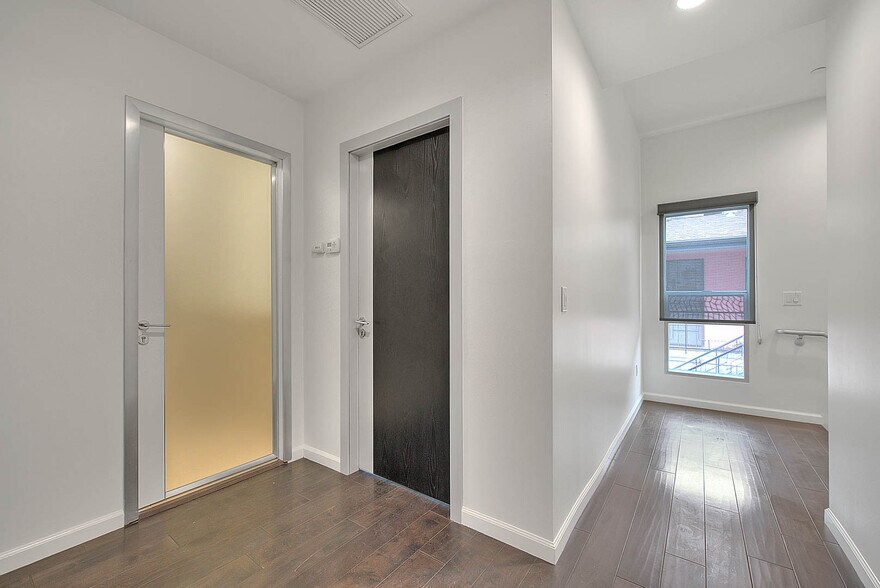 Building Photo - 1952 N Beachwood Dr