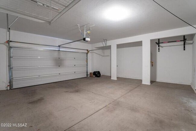 Building Photo - 9848 N Howling Wolf Rd