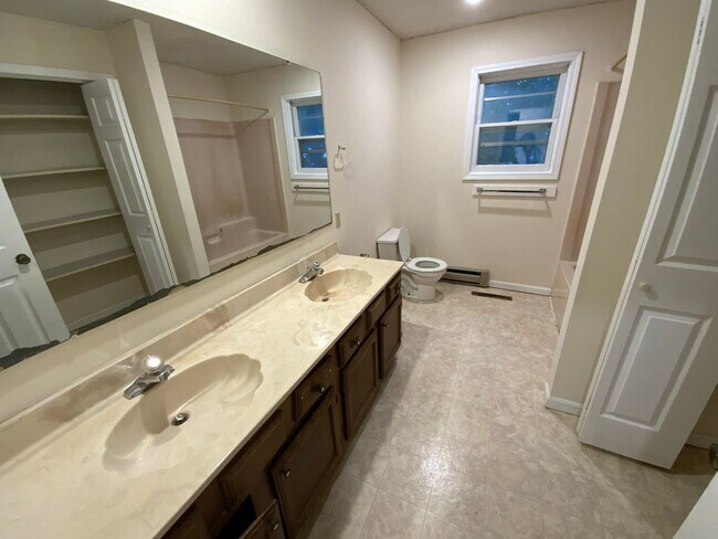 Building Photo - 207-207 Briarcrest Ct