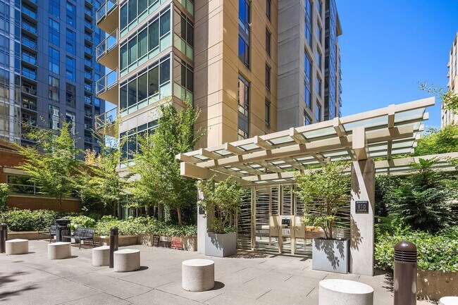 Building Photo - 910 Lenora St