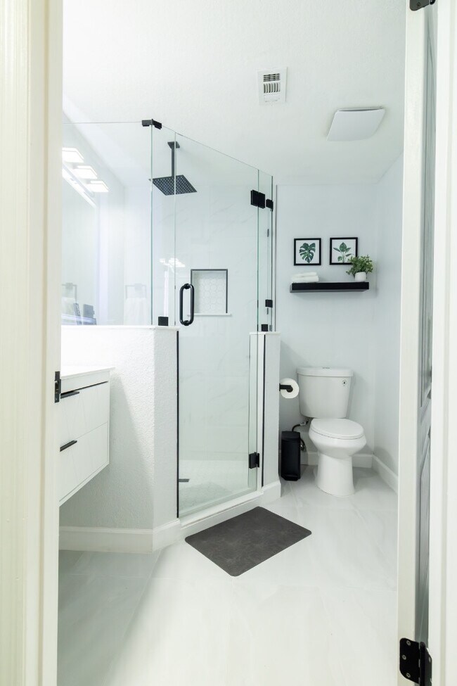 Building Photo - 708 Promenade Pl