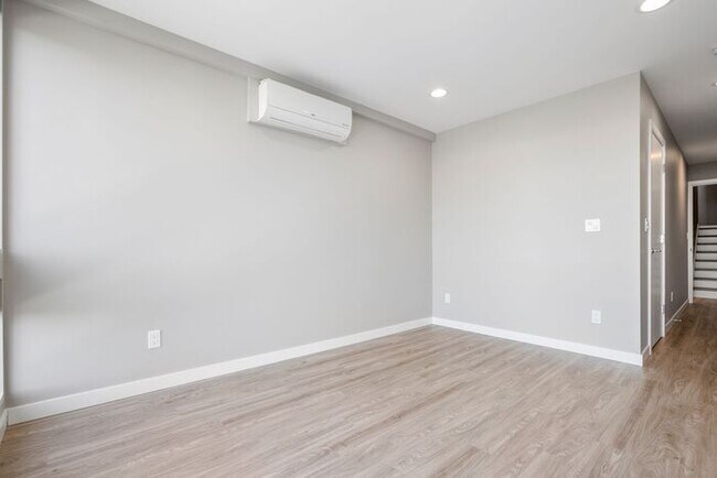 Building Photo - Stunning AIR CONDITIONED North College Par...