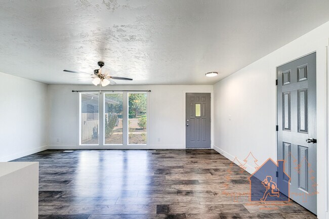 Building Photo - 2443 S Five Mile Rd