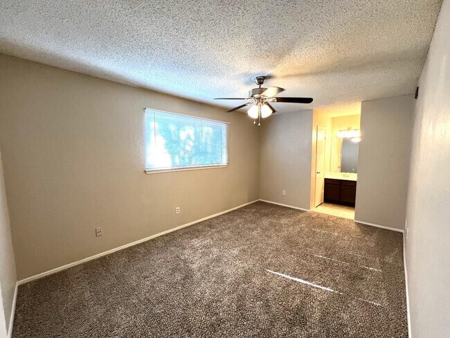 Building Photo - 8633 Knoxville Dr