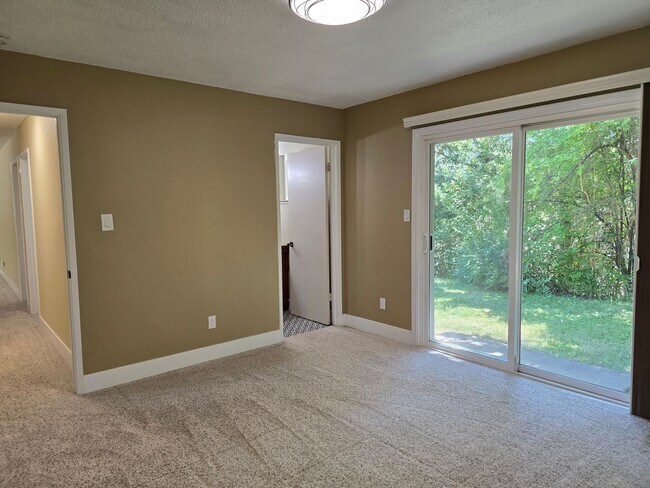 Building Photo - Beautiful Single Story Home