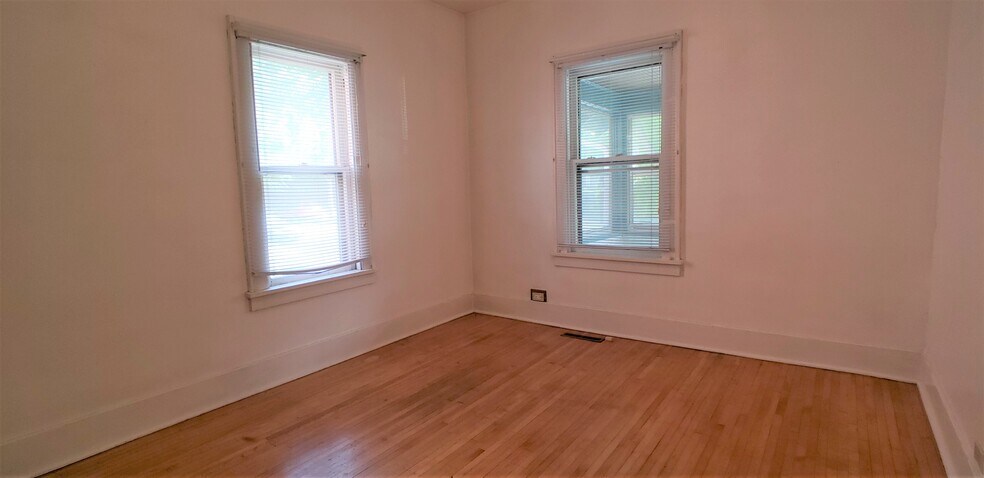 Building Photo - 1023 18th Ave SE