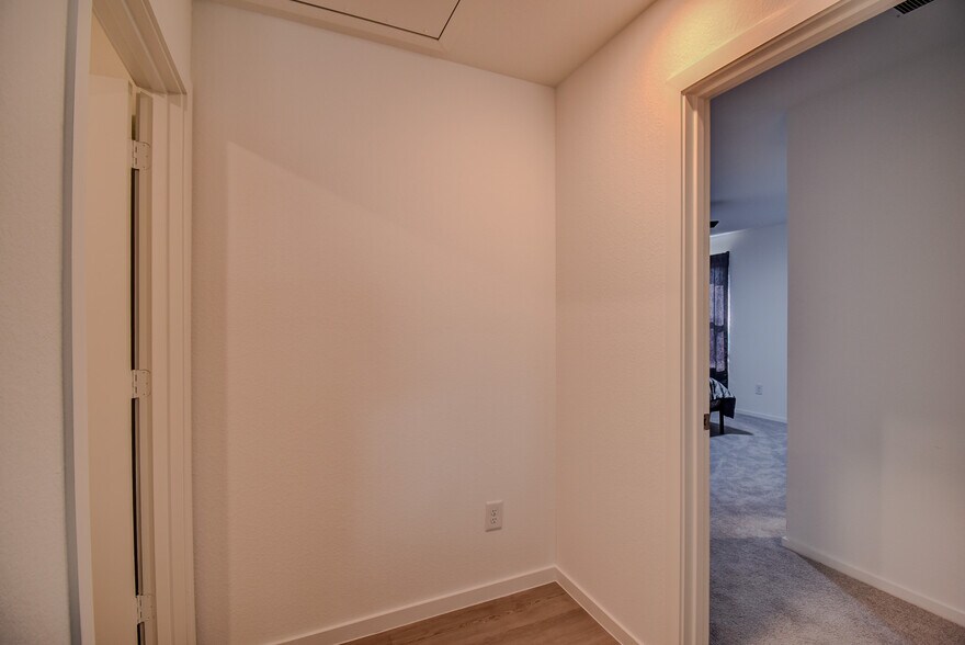 Building Photo - 410 Emma St