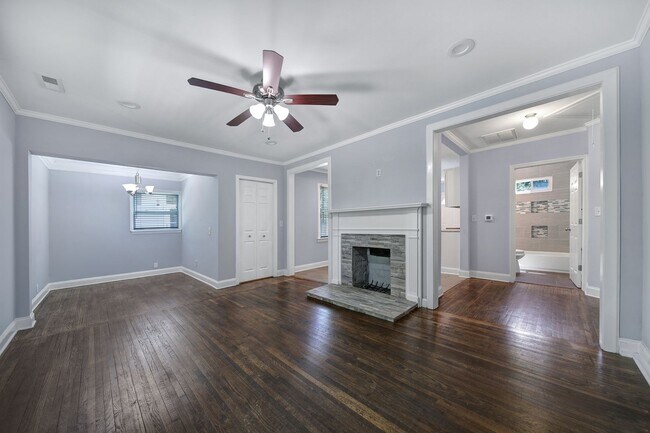 Building Photo - Lovely 2 Bed 1 Bath Bungalow Home in Charl...