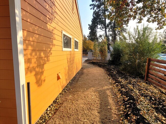 Building Photo - Charming Single-level Home, Fully Furnished + WIFI. Convenient NE Location! Pilot Butte, Downtown.