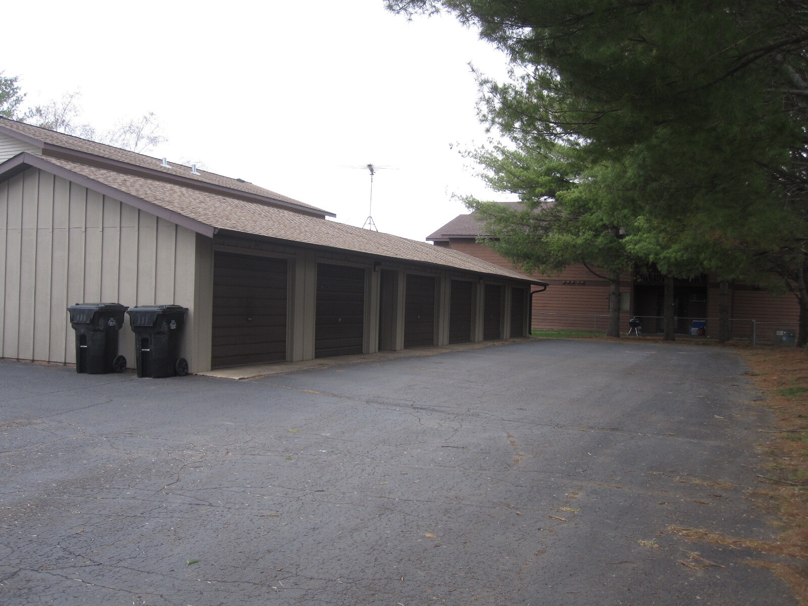 Building Photo - 325 W 9th St