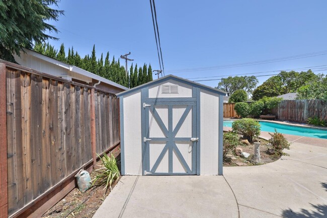 Building Photo - 1841 Briarwood Dr