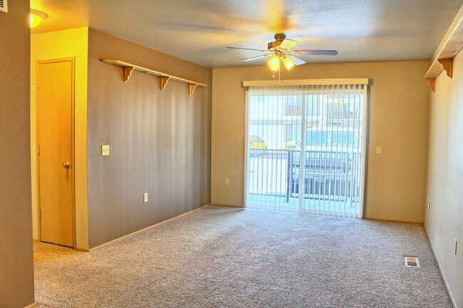 Building Photo - Two Bedroom Two Bath Ground Floor Condo for Rent!