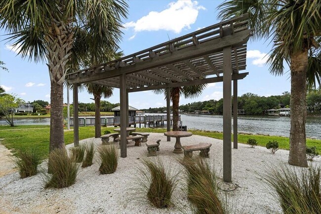 Building Photo - 190 Riverview Bend S