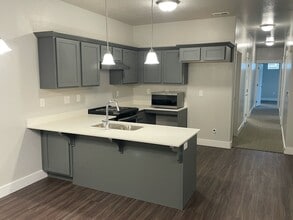 Building Photo - 368 750 N