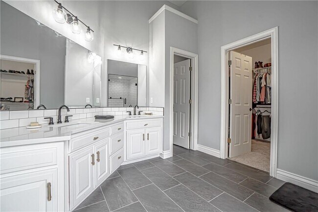 Building Photo - 4313 W Arlington Dr