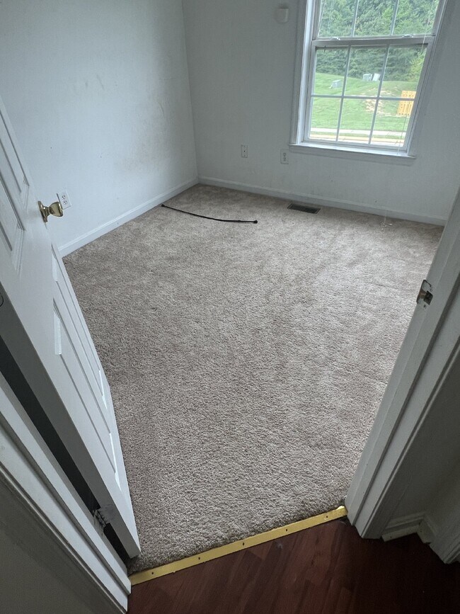 Building Photo - Spacious End Unit Townhome - 3 Bedrooms & ...
