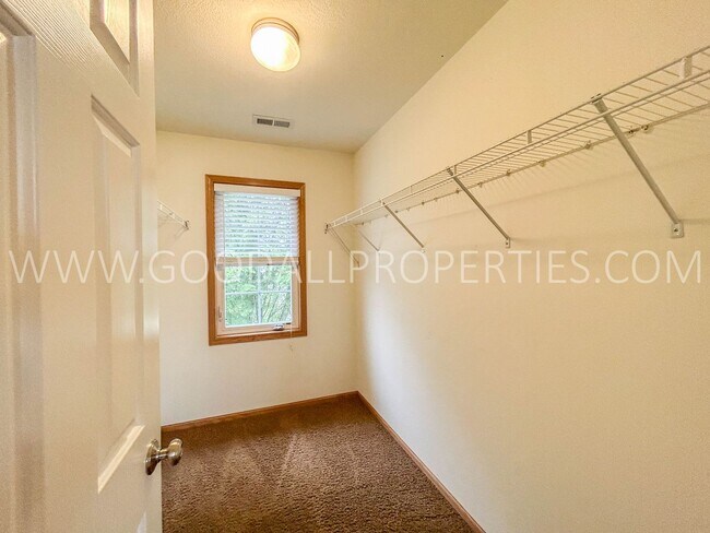 Building Photo - 3 Bedroom, 2.5 Bathroom in West Des Moines