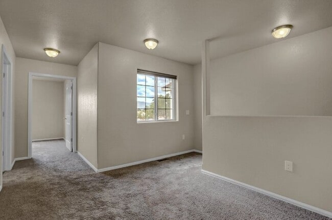 Building Photo - Oct Rent Free. 2 Bed 2.5 Bath 1 Car. Mins ...