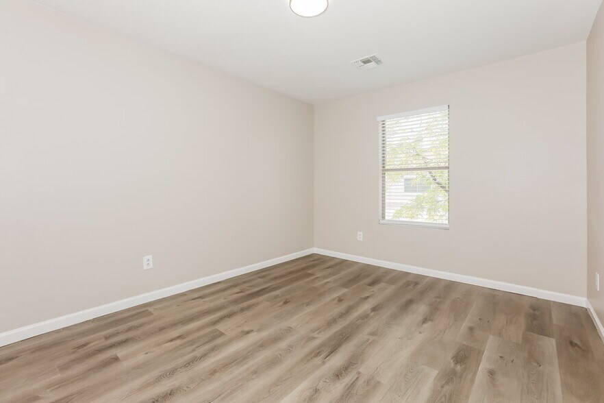 Building Photo - 8461 E Lindner Ave